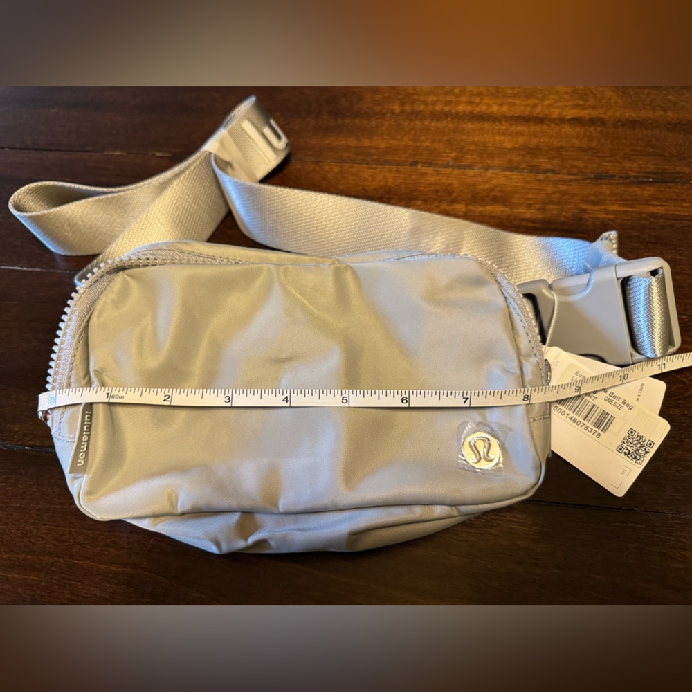 NWT Lululemon Everywhere Belt Bag Crossbody Extended Strap Silver Drop Unisex - Picture 8 of 9